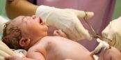 Ska man spara bebisens navelsträngsblod?